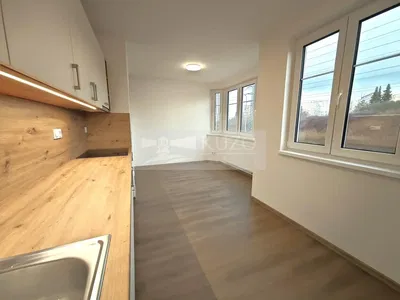 Кухня; гледка, естествена светлина