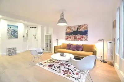 Obývací pokoj; přirozené světlo, moderní styl, dřevěná podlaha