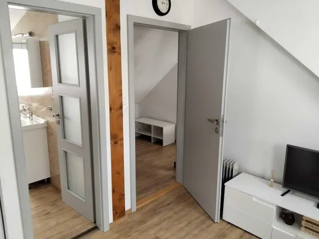 Spálňa; dlažba, drevená podlaha, prirodzené svetlo, moderný štýl