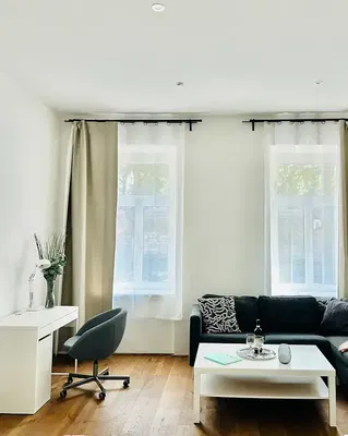 Soggiorno; luce naturale, pavimento in legno, stile moderno