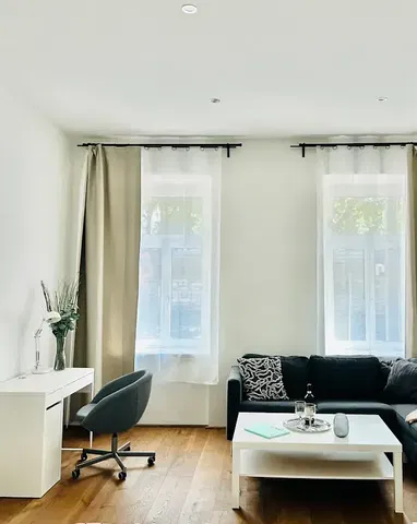 Soggiorno; luce naturale, pavimento in legno, stile moderno