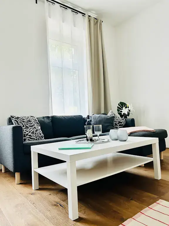 Soggiorno; pavimento in legno, luce naturale, stile moderno