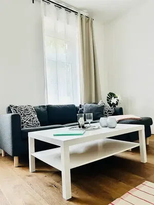 Soggiorno; pavimento in legno, luce naturale, stile moderno