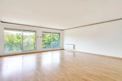 Obývací pokoj; výhled, dřevěná podlaha, přirozené světlo
