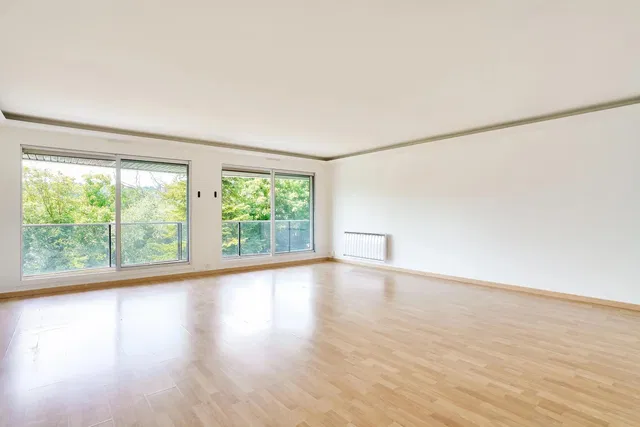 Obývací pokoj; výhled, dřevěná podlaha, přirozené světlo