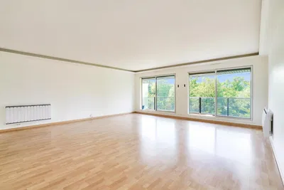 Obývací pokoj; výhled, dřevěná podlaha, přirozené světlo