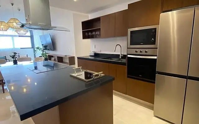 Keuken; keukenapparatuur, natuurlijk licht, moderne stijl