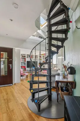 Obývačka; drevená podlaha, prirodzené svetlo