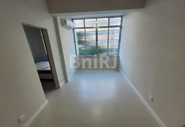 Спалня; плочки, естествена светлина