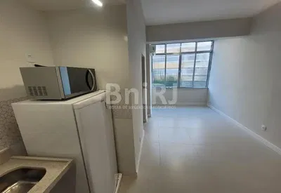 Кухня; кухненски уреди, плочки, гледка