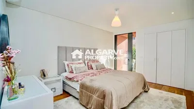 Chambre; lumière naturelle, parquet, style moderne