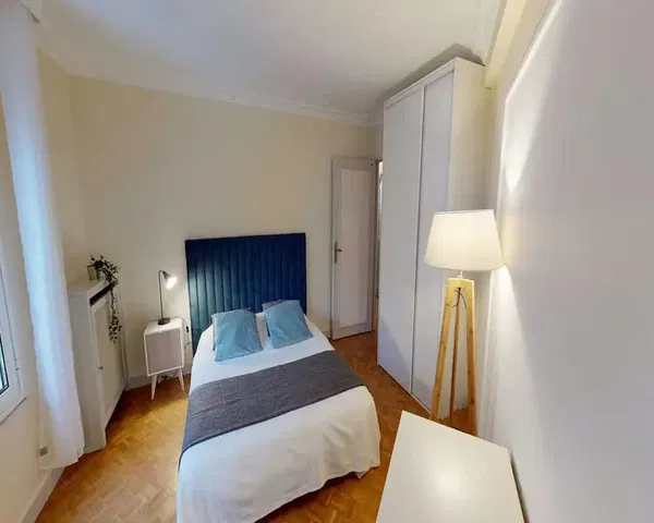 Ložnice; přirozené světlo, dřevěná podlaha