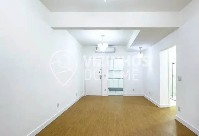 Obývací pokoj; dřevěná podlaha, přirozené světlo