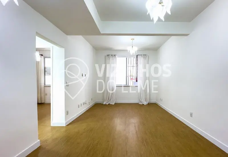 Obývací pokoj; dřevěná podlaha, přirozené světlo