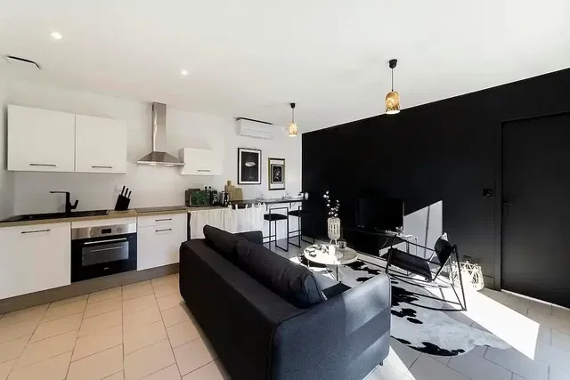 Дневна соба; кухињски апарати, природно светло, модерни стил, плочице