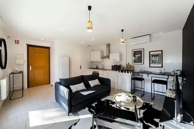 Wohnzimmer; küchengeräte, tageslicht, moderner stil, fliesenboden