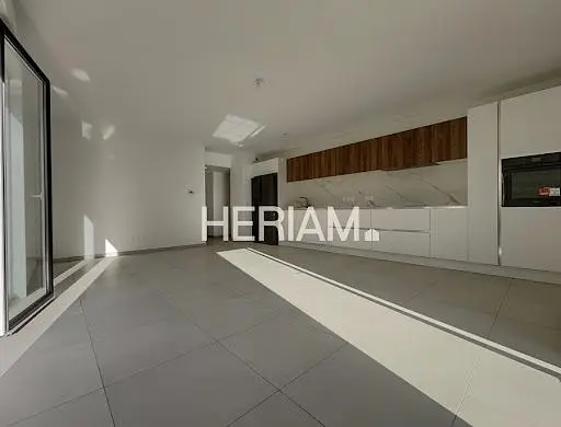 Cucina; pavimento in piastrelle, elettrodomestici, luce naturale