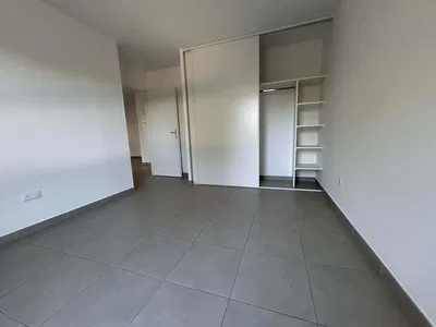 Спаваћа соба; плочице, природно светло