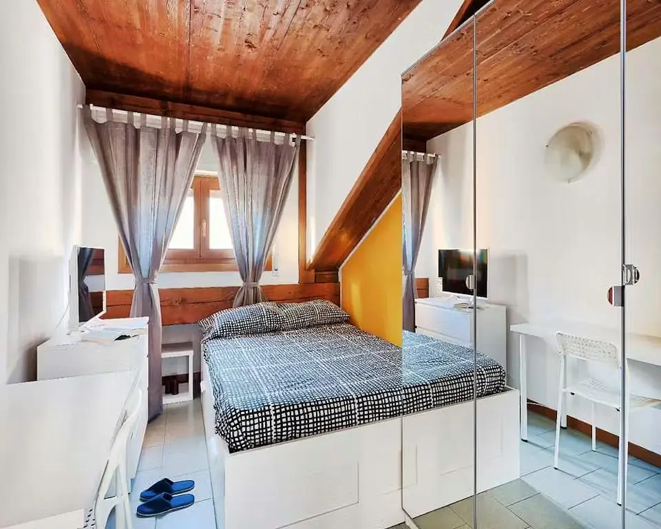 Schlafzimmer; holzbalken, holzboden, fliesenboden, tageslicht