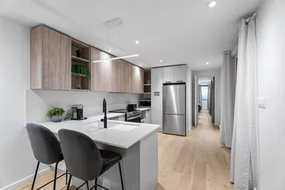 Kuchyně; kuchyňské spotřebiče, dřevěná podlaha, po rekonstrukci, moderní styl, přirozené světlo