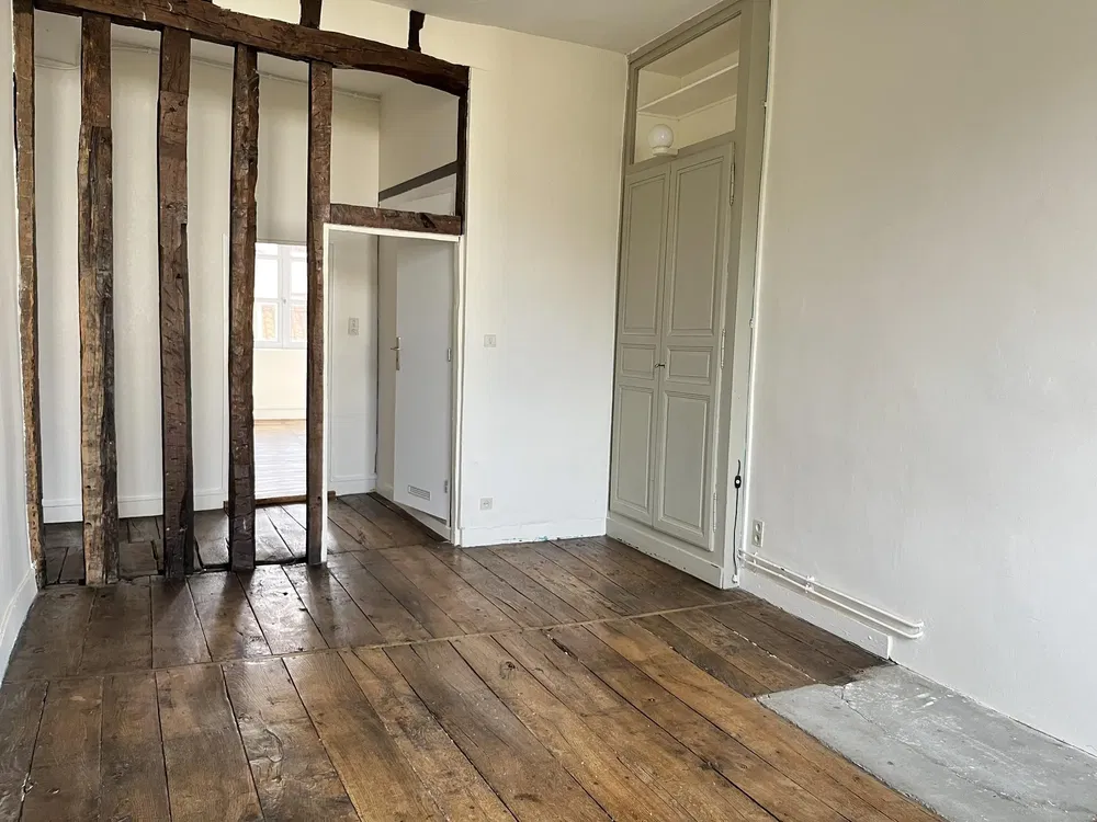 Autre; parquet, nécessite rénovation