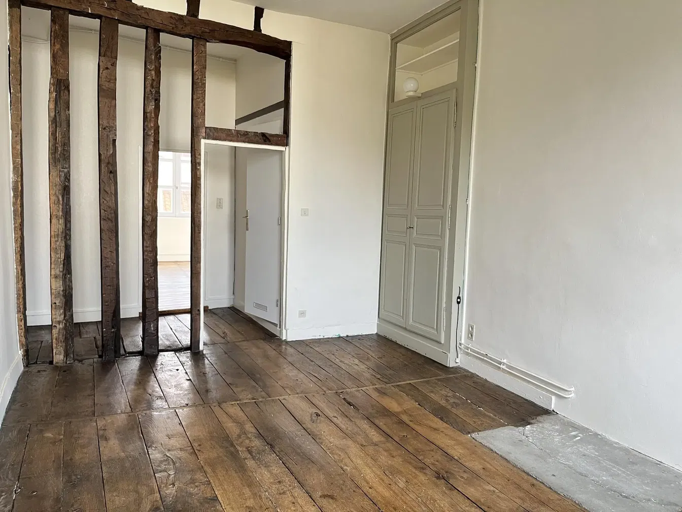 Autre; parquet, nécessite rénovation
