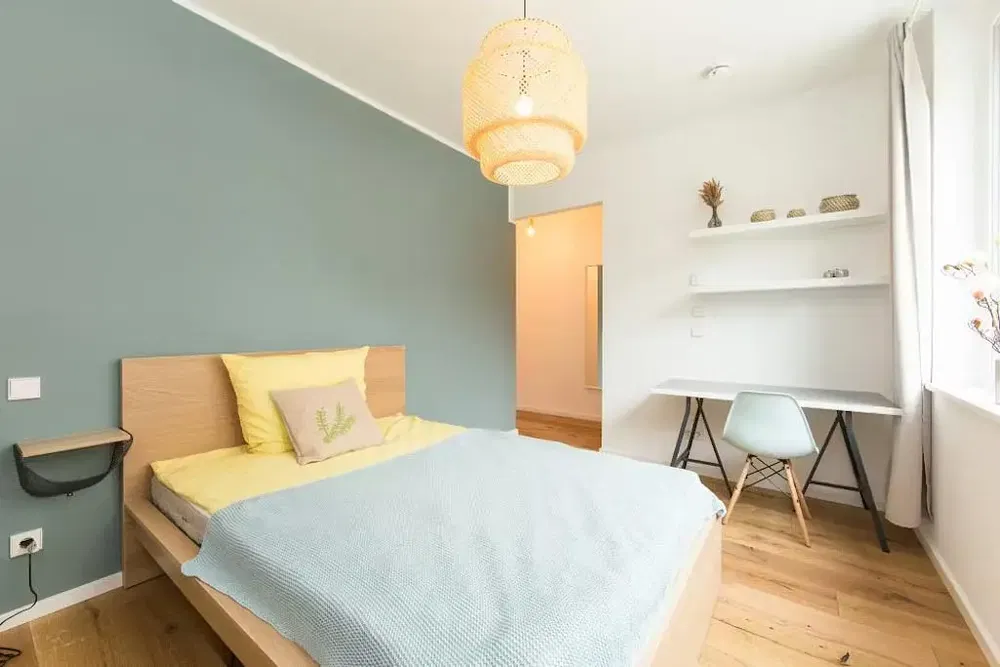 Schlafzimmer; tageslicht, moderner stil, holzboden