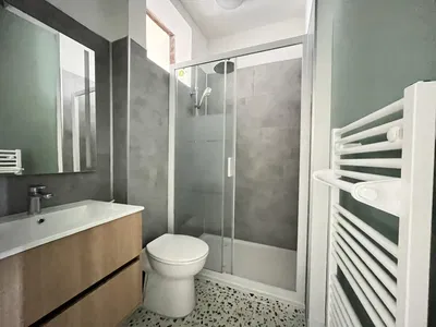 Salle de bain; carrelage, lumière naturelle, rénové