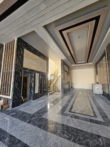 Salón; techos altos, suelo de baldosas