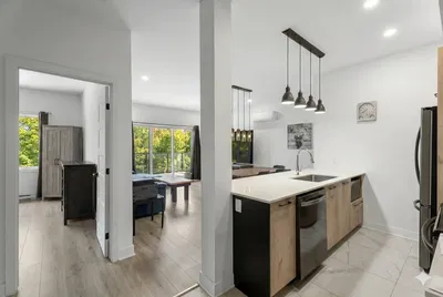 Küche; küchengeräte, tageslicht, moderner stil, fliesenboden, blick