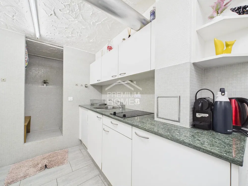 Cuisine; électroménager, carrelage, rénové, lumière naturelle, style moderne