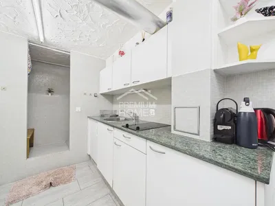 Cuisine; électroménager, carrelage, rénové, lumière naturelle, style moderne