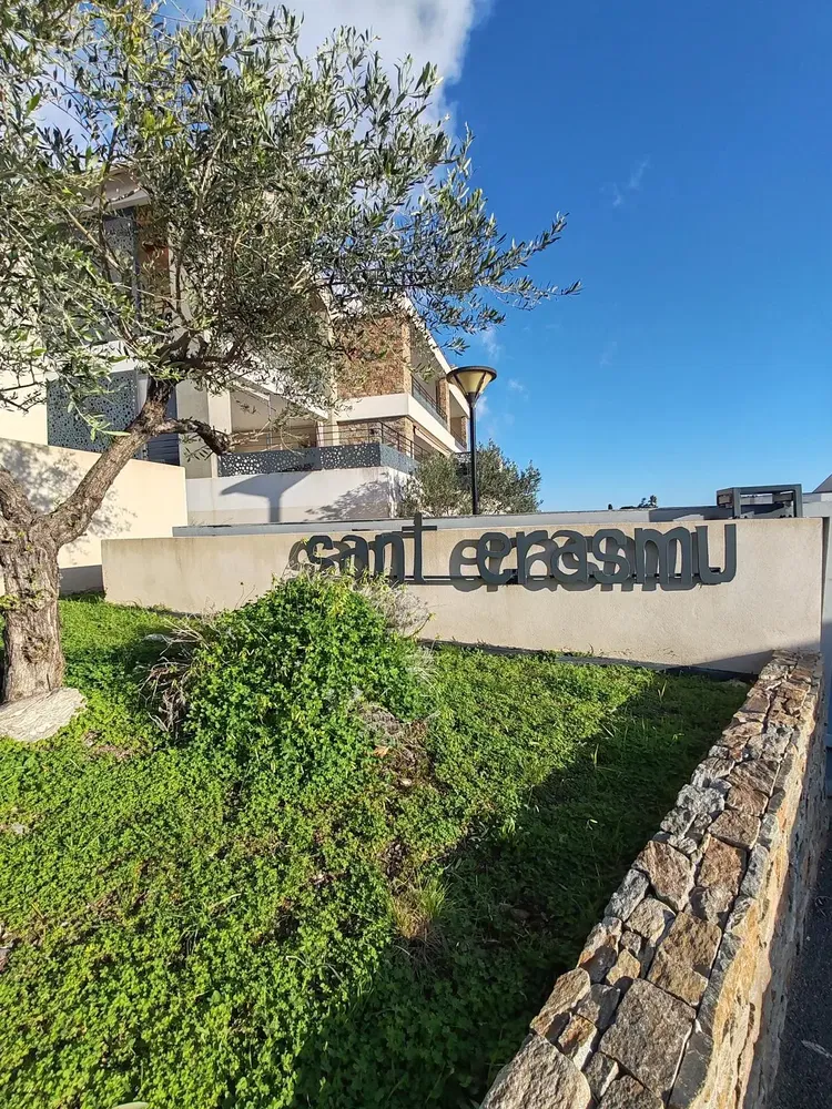 Maison et environs; vue