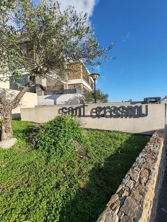 Maison et environs; vue