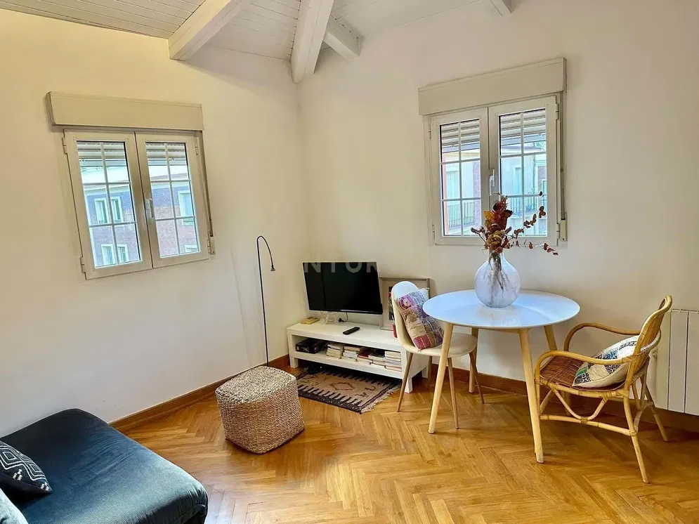 Wohnzimmer; holzboden, tageslicht, moderner stil