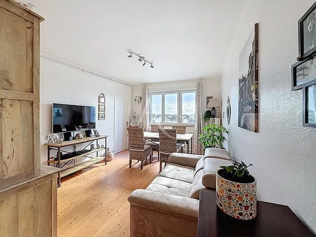 Soggiorno; pavimento in legno, luce naturale, stile moderno