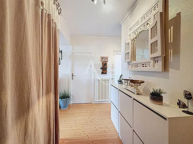 Soggiorno; pavimento in legno, luce naturale