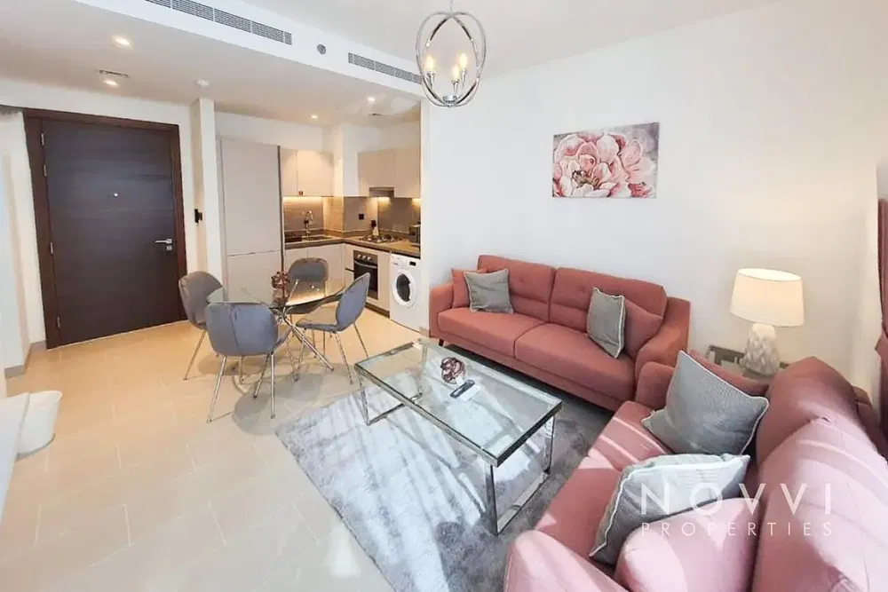 Wohnzimmer; fliesenboden, moderner stil, tageslicht, küchengeräte