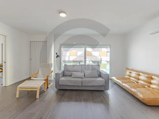 Soggiorno; luce naturale, pavimento in legno, stile moderno