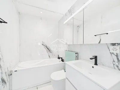 Salle de bain; rénové, lumière naturelle, style moderne