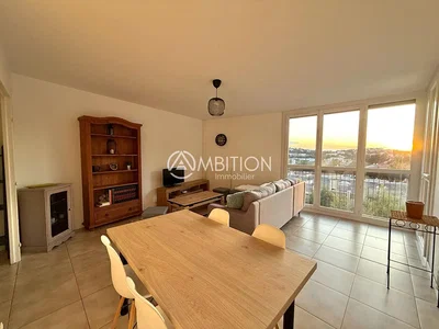 Salon; widok, podłoga z płytek, światło dzienne