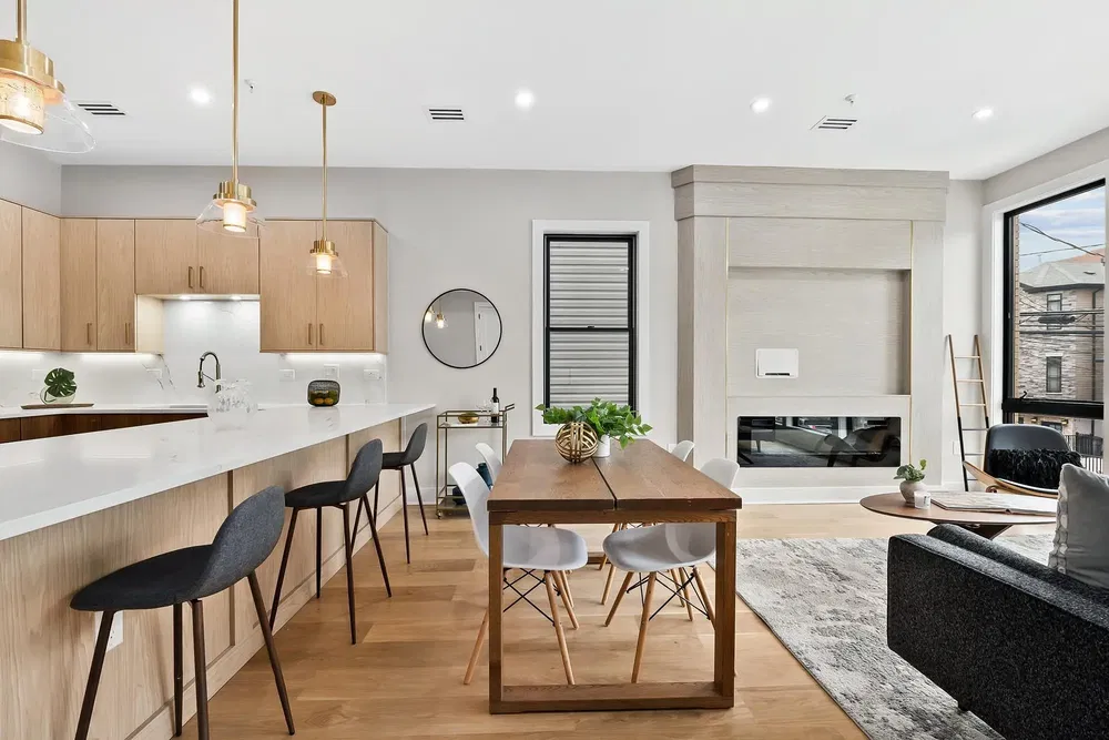 Salon; électroménager, lumière naturelle, style moderne, parquet