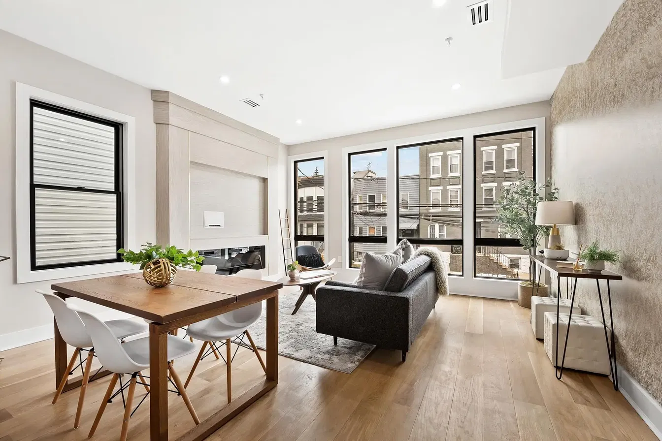 Salon; lumière naturelle, parquet, style moderne