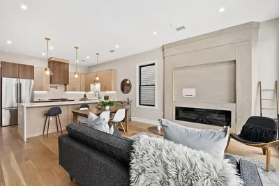 Salon; lumière naturelle, style moderne, parquet, rénové