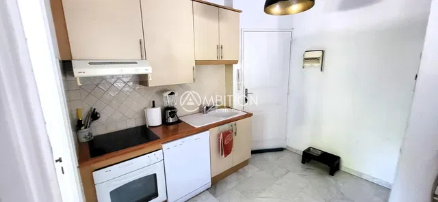 Kuchnia; sprzęt kuchenny, podłoga z płytek, wyremontowany, światło dzienne, styl nowoczesny