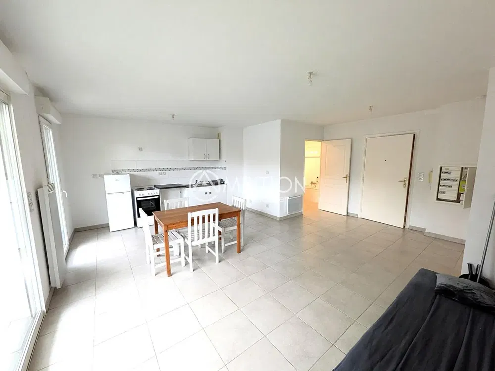 Cuisine; carrelage, électroménager, lumière naturelle