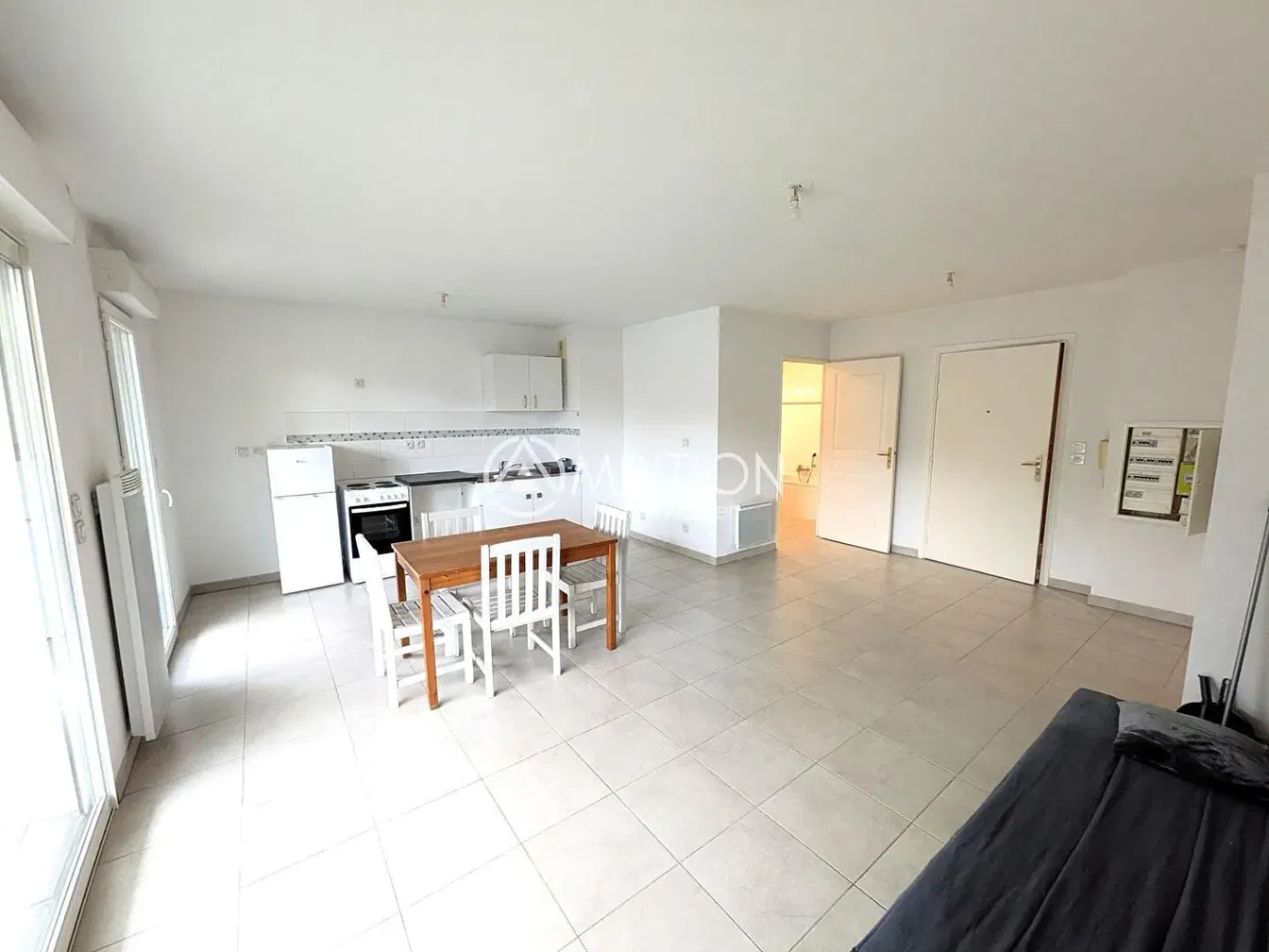 Cuisine; carrelage, électroménager, lumière naturelle