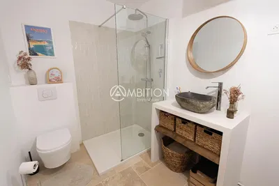 Salle de bain; carrelage, rénové, lumière naturelle