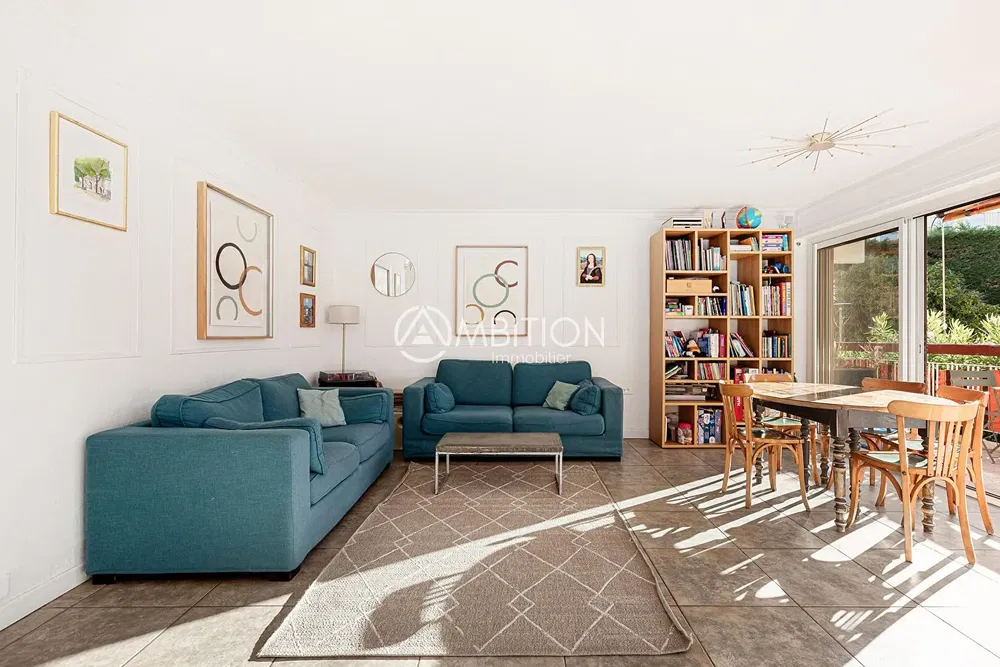 Salon; carrelage, lumière naturelle, style moderne, vue