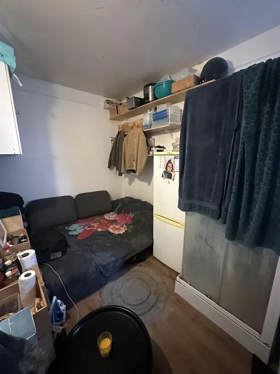 Salon; wymaga remontu